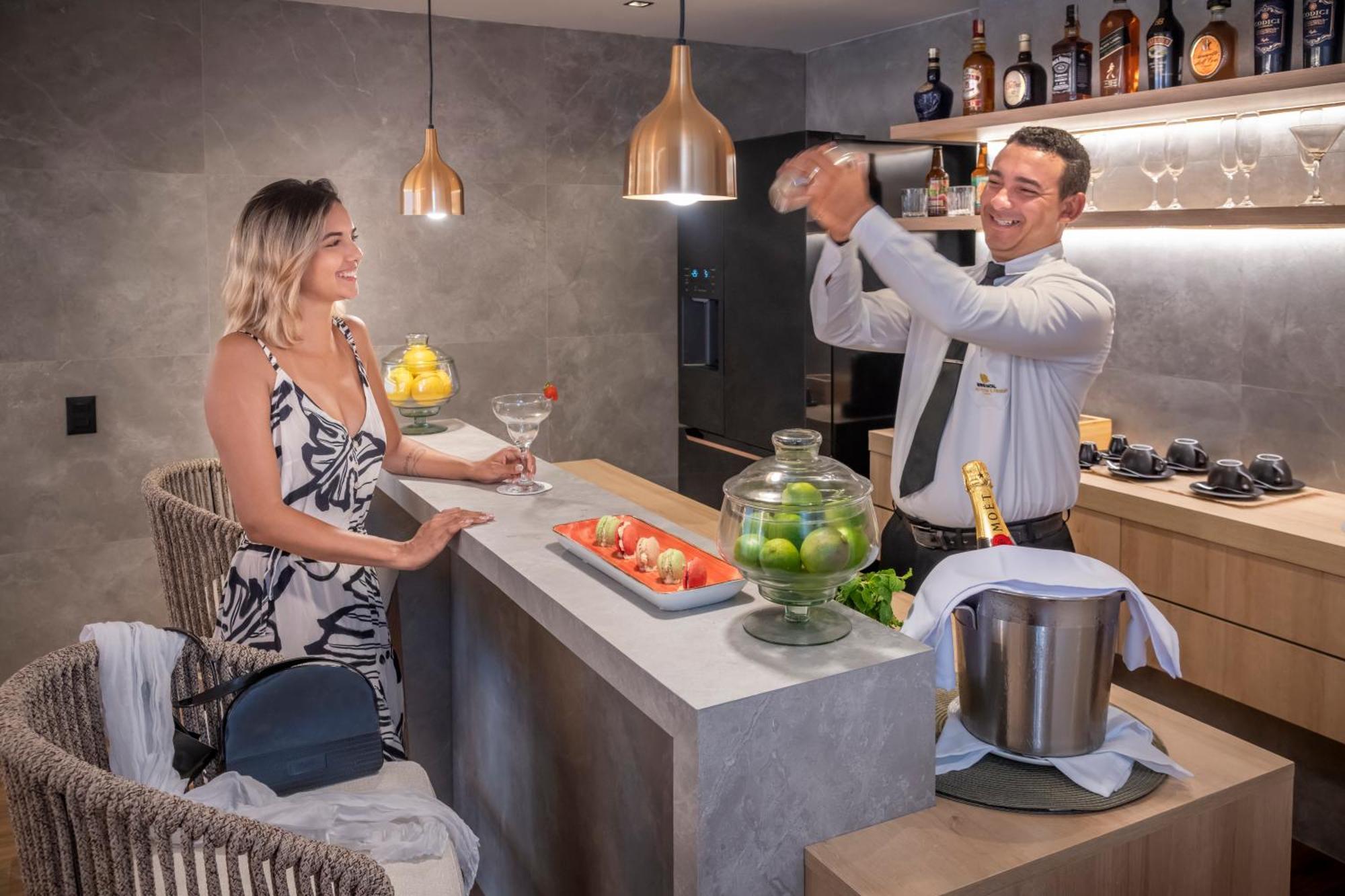 Serhs Natal Grand Hotel & Resort エクステリア 写真 A bartender at work